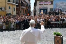 O abraço de Albano ao Papa Leão XIV, um convidado especial