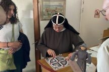 Ir. Monika na Suécia: o ouvido para o sofrimento e a alegria pelos frascos de geleia