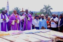 “Mortos enquanto celebravam o Jubileu”: vigário relata o massacre na igreja de Komanda