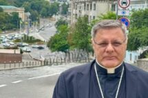 A peregrinação de um Cardeal à terra ferida pela guerra