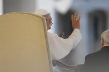 O Papa: rezo pelos cristãos que continuam sofrendo violências e perseguições