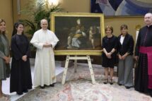 Uma delegação dos Museus Vaticanos apresenta uma pintura de Santo Agostinho ao Papa