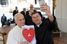 Sacerdote alemão pedala até Roma para entregar a Leão XIV cartas de crianças doentes