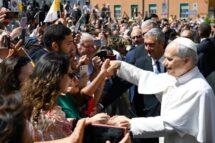 Papa volta a Albano para missa com a comunidade e almoço com os pobres