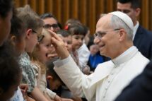 Papa amplia proteções e direitos dos pais que trabalham no Vaticano