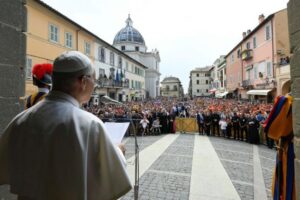 Papa: com Maria, Deus socorre os filhos diante da violência cada vez mais surda