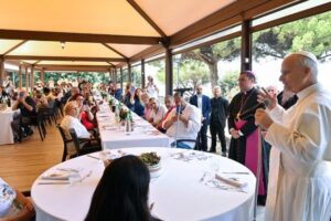 Papa Leão almoça com os pobres: vocês representam a presença de Deus