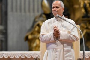 Papa ao encontro da amizade em Rimini, na Itália: a idolatria do lucro compromete a paz