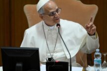 Papa Leão XIV em livro, através dos primeiros discursos do pontificado