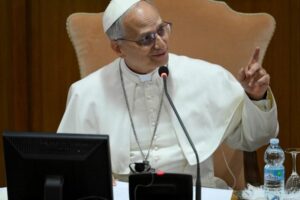 Papa Leão XIV em livro, através dos primeiros discursos do pontificado