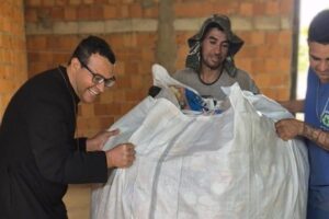 Padre no DF faz campanha de reciclagem para construir igreja