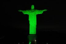 Cristo Redentor iluminado nos 40 anos do Regnum Christi no Brasil