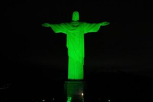Cristo Redentor iluminado nos 40 anos do Regnum Christi no Brasil