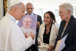 Um quadro do Beato João Paulo I foi entreque a Leão XIV na Audiência Geral