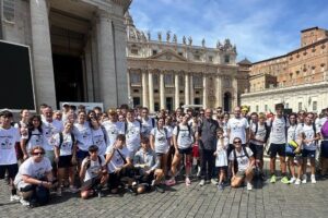 Leão XIV acende a tocha da maratona que vai de Roma a Lecco