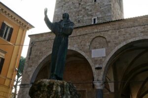 Parolin em Rieti: ter esperança apesar da “previsível” maldade do homem