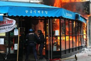 Em dia de protestos na França, restaurante é incendiado em Paris