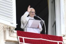Papa: Deus nos salvou abraçando a cruz e oferecendo-se como mestre e amigo