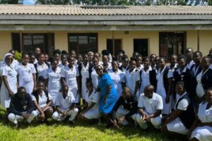 As dominicanas do Zimbábue formam jovens para trabalhar como enfermeiros no país