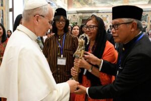 Papa à comunidade indonésia: sejam artesãos da paz entre quem procura dividir