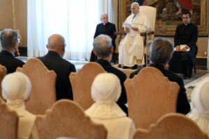 Papa à revista italiana “La Civiltà Cattolica”: ser eco fiel da voz dos últimos ao mundo