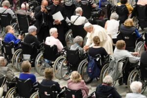 O carinho do Papa aos 680 peregrinos da Alemanha, entre deficientes e cuidadores