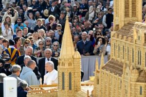 Leão XIV presta homenagem à reprodução em palha de trigo da Basílica de Lourdes