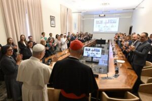 Papa visita Dicastério para o Desenvolvimento Humano Integral: avante na missão