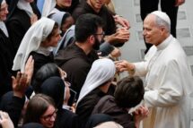 Papa aos consagrados: sejam “especialistas em sinodalidade”!