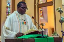 Professores da arquidiocese da Beira celebram jubileu com peregrinação à catedral