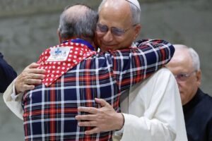 Papa a ciganos: trabalho e oração, força para derrubar muros da desconfiança e do medo