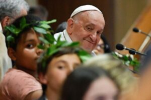 Prefácio inédito de Francisco no livro de Pe. Gutiérrez: Deus não esquece dos pequenos