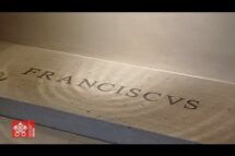 As orações no túmulo de “Francisco”: “venho muito aqui, me sinto em paz”, diz brasileira