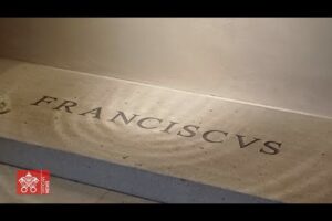 As orações no túmulo de “Francisco”: “venho muito aqui, me sinto em paz”, diz brasileira