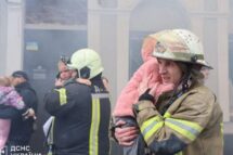 Ataque russo contra jardim da infância deixa um morto e feridos em Kharkiv
