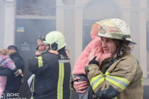 Ataque russo contra jardim da infância deixa um morto e feridos em Kharkiv