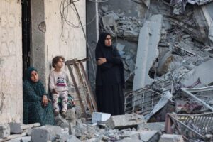 Ataques israelenses matam 104 palestinos e ameaçam cessar-fogo em Gaza