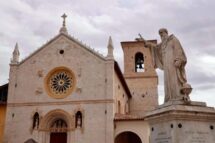 Nove anos após terremoto, Basílica de São Bento volta a ser reaberta ao público