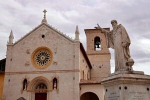 Nove anos após terremoto, Basílica de São Bento volta a ser reaberta ao público