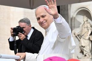 O fotógrafo dos Papas se aposenta após 48 anos de serviço no Vaticano