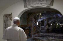 Leão XIV reza pelos Pontífices falecidos na Cripta Vaticana