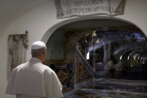 Leão XIV reza pelos Pontífices falecidos na Cripta Vaticana