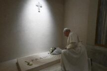 Leão XIV em oração no túmulo do Papa Francisco