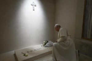 Leão XIV em oração no túmulo do Papa Francisco