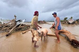 Depois do Kalmaegi, passagem do tufão Fung-wong deixa rastro de destruição nas Filipinas