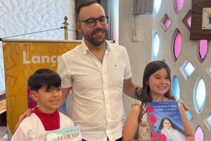 Livros ajudam as crianças a conhecer a história de Leão XIV e Santa Teresinha