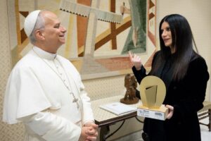 O Papa encontra Laura Pausini, que lhe presenteia uma canção inédita inspirada em São Francisco