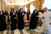 Leão XIV: redescobrir a caridade cotidiana, livre da escravidão das aparências