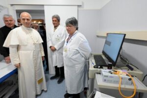 Papa inaugura ambulatório destinado aos pobres no Vaticano