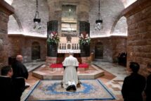 Papa diante do túmulo de São Francisco: o mundo busca sinais de esperança